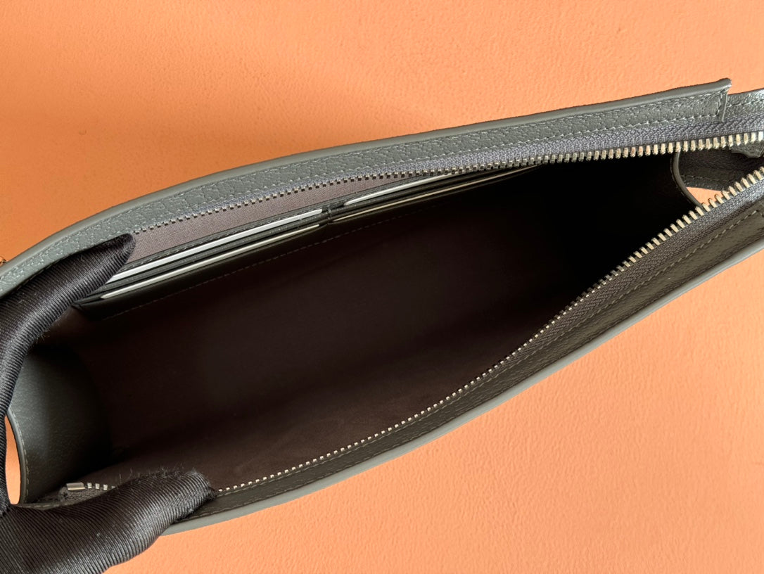 GUCCI NEO VINTAGE 26 SUPREME POUCH IN BLACK CANVAS