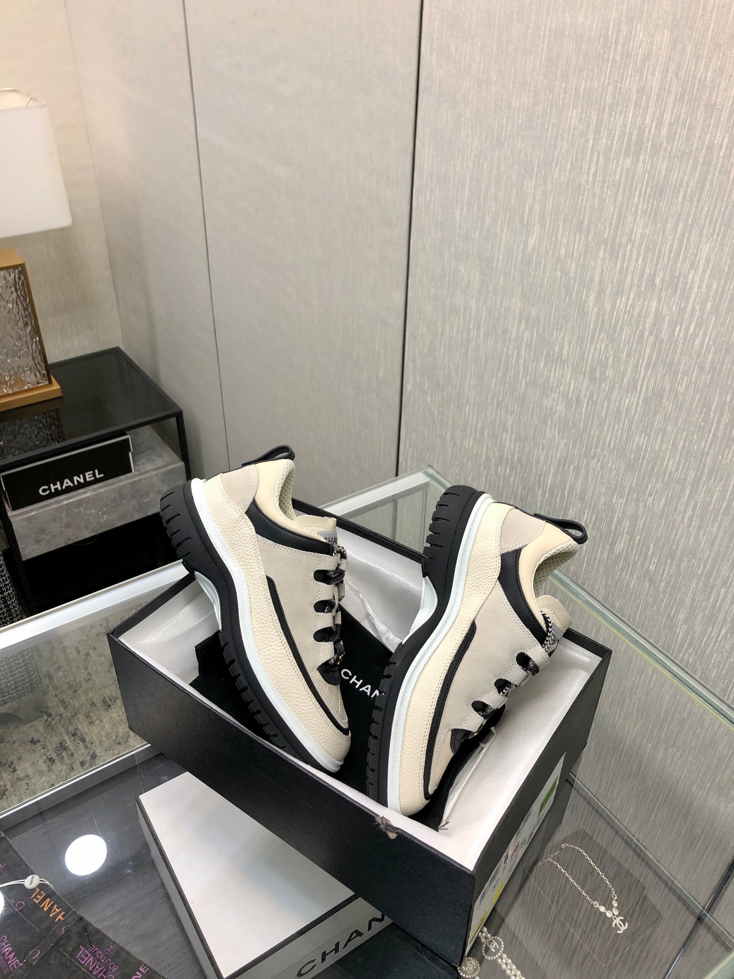 CHANEL LOW TOP CASUAL SHOES IN BISQUE BEIGE LAMBSKIN AND SUEDE