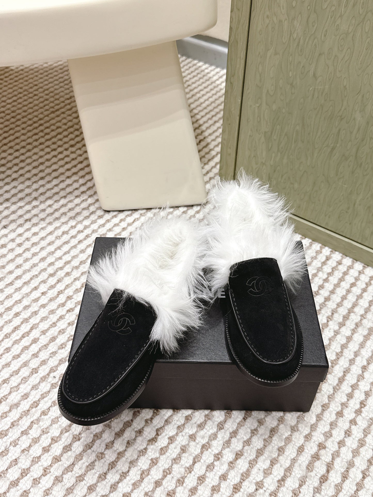 CHANEL 25S LOAFERS MOASIN IN BLACK SUEDE WITH WHITE MINK FUR LINING