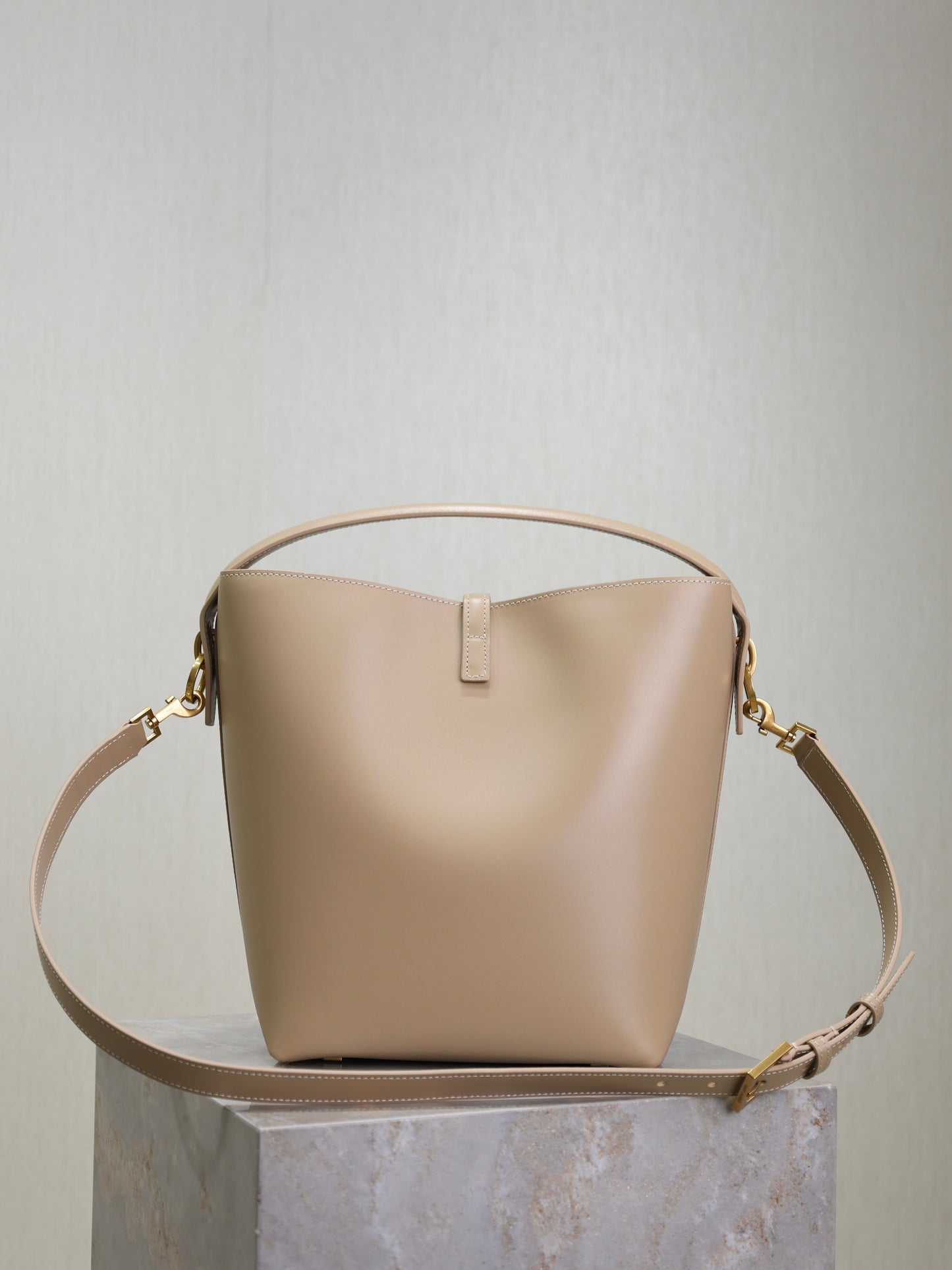 YSL 25S LE 5 À 7 BUCKET 26 IN NUDE CALFSKIN GOLD HARDWARE