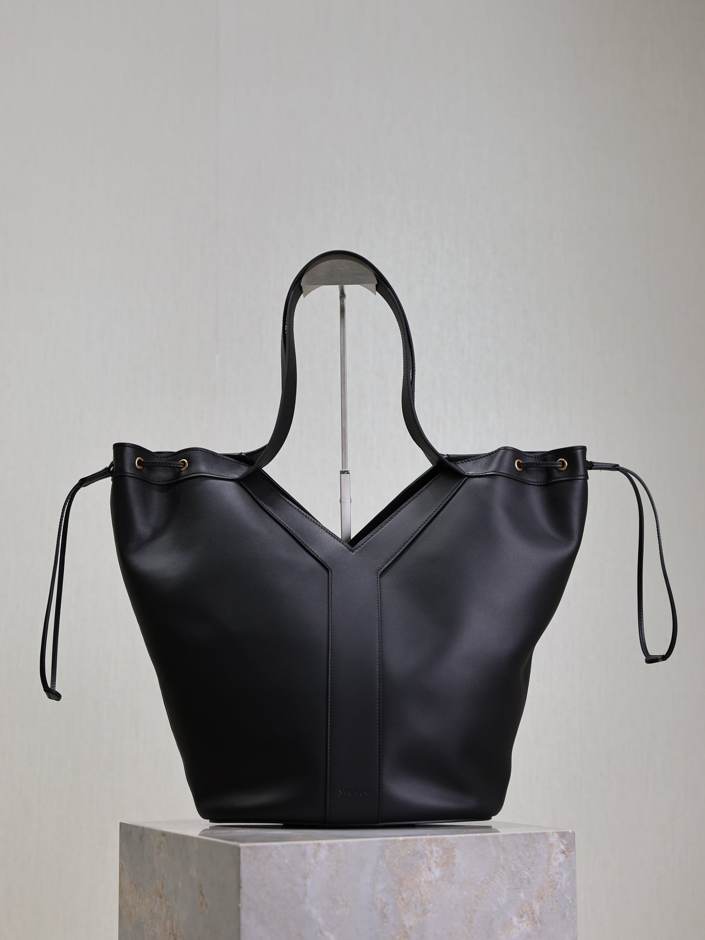 YSL 25S Y LARGE HOBO 50 IN BLACK CALFSKIN GOLD HARDWRE