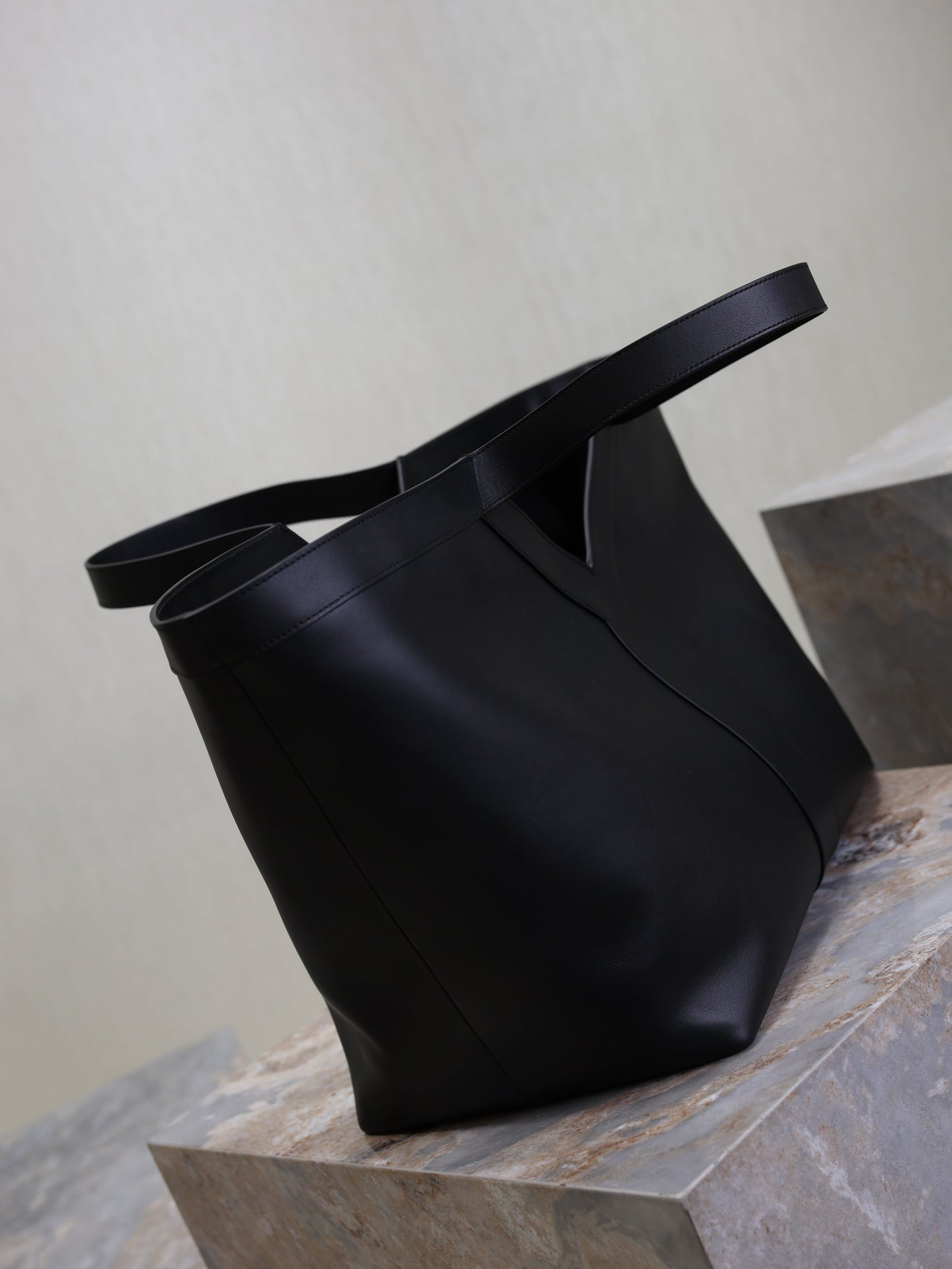 YSL 25S Y TOTE 50 IN BLACK CALFSKIN GOLD HARDWRE