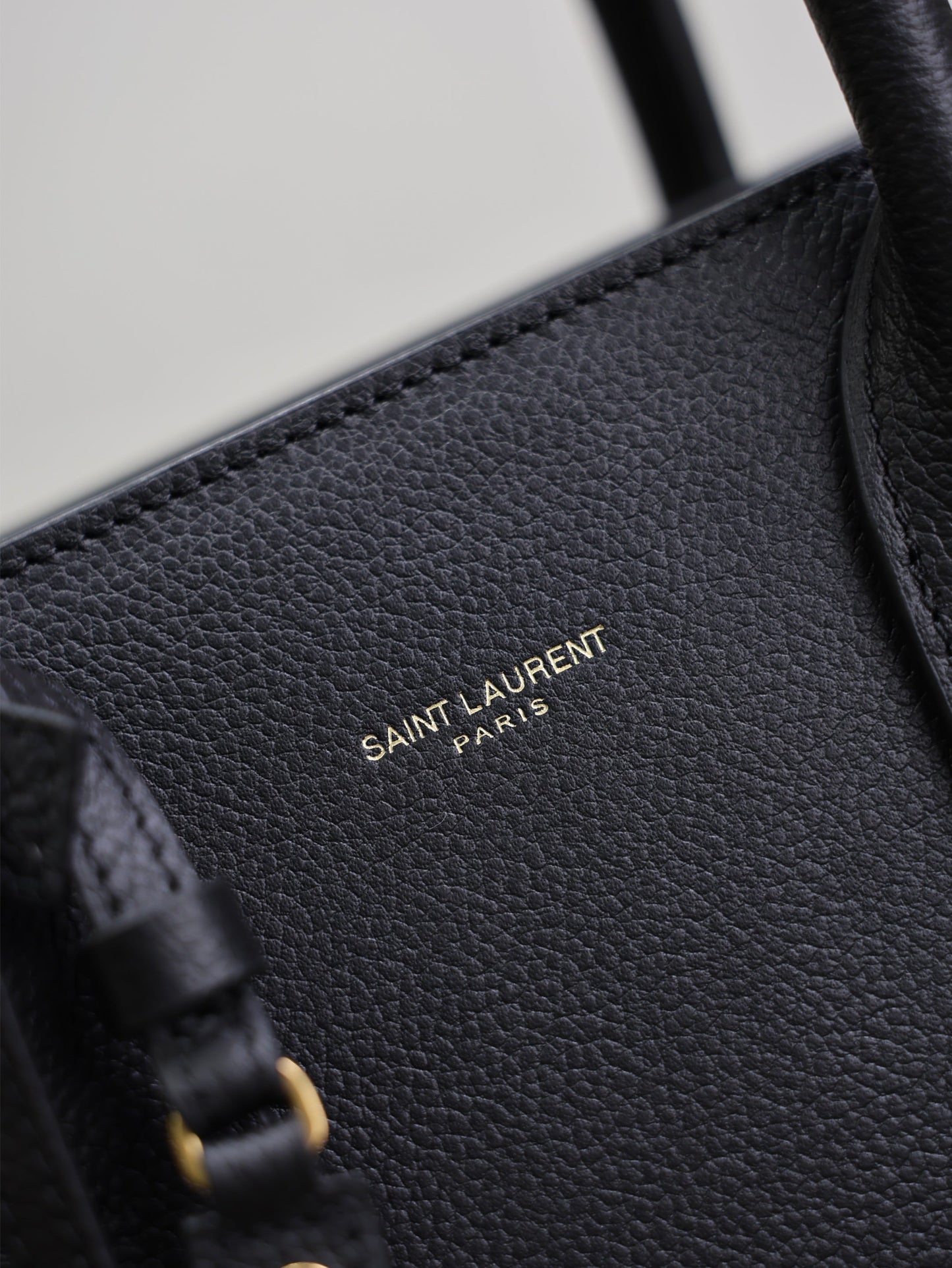 YSL 25S SAC DE JOUR GM 32 IN BLACK SUPPLE GRAINED CALFSKIN GOLD HARDWARE