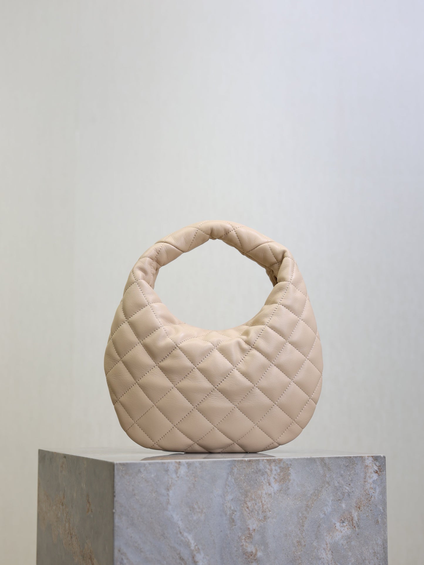 YSL 25S ICARINO 17 IN BEIGE QUILTED CALFSKIN GOLD HARDWRE
