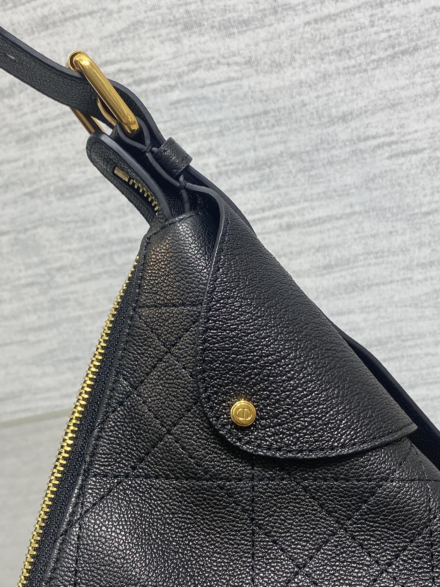 DIOR 25S MEDIUM VOYAGE BAG 28 IN BLACK FLAT MACROCANNAGE GRAINED CALFSKIN