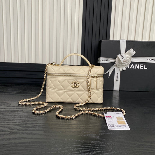 CHANEL COSMETIC BAG 19 IN CREAM GRAINED CALFSKIN GOLD HARDWARE