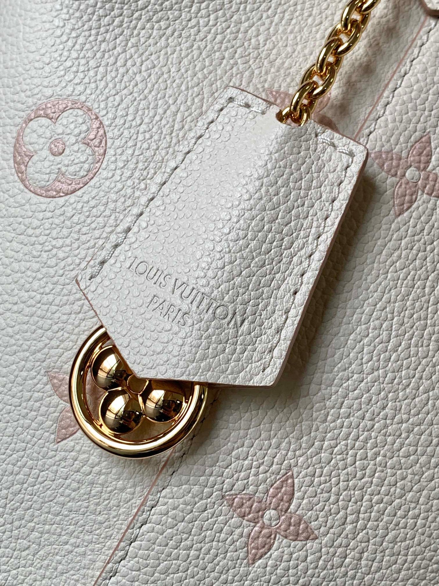 LOUIS VUITTON NÉONOÉ 26 IN WHITE AND PINK MONOGRAM CANVAS