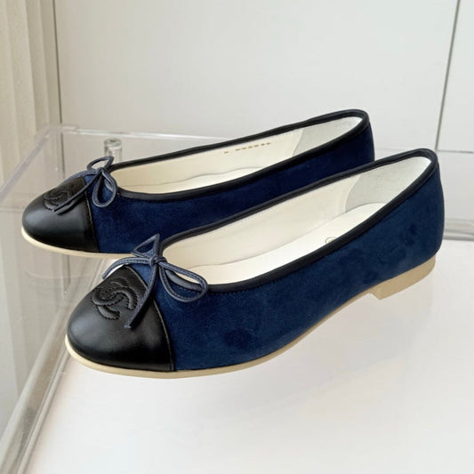 CHANEL BALLET FLAT IN BLACK CALFSKIN AND NAVY BLUE SUEDE