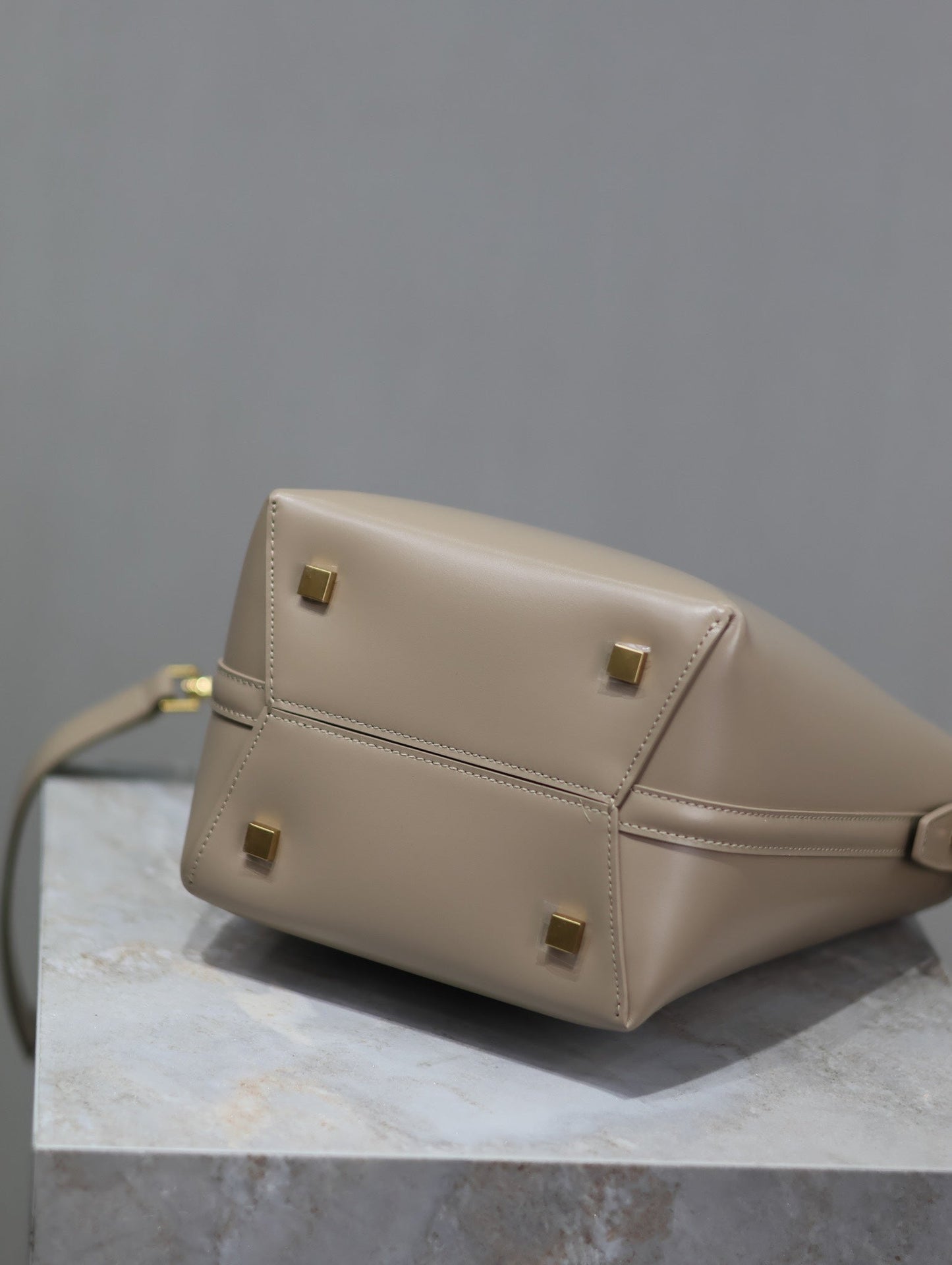 YSL 25S LE 37 BUCKET 20 IN BEIGE CALFSKIN GOLD HARDWARE