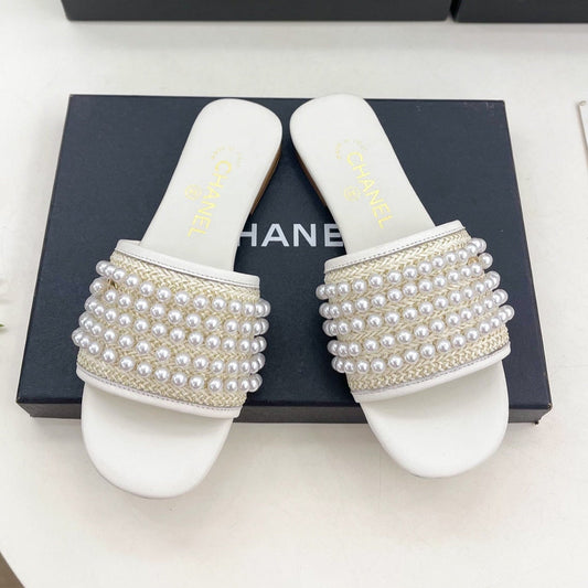 CHANEL FLAT SLIDE IN WHITE CALFSKIN WITH PEARLS